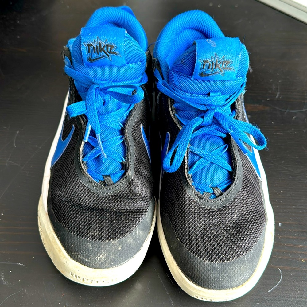 GUC Nike boys size 3.5Y sneaker